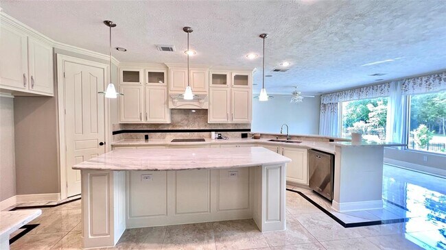 Building Photo - 2820 South Cotswold Manor Drive