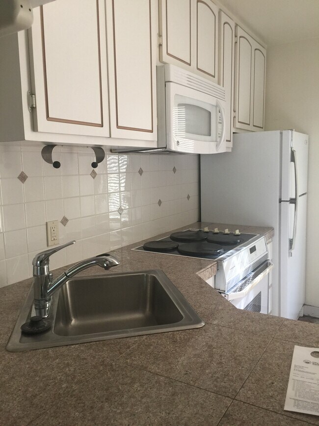Kitchen - 3023 Kaiser Dr
