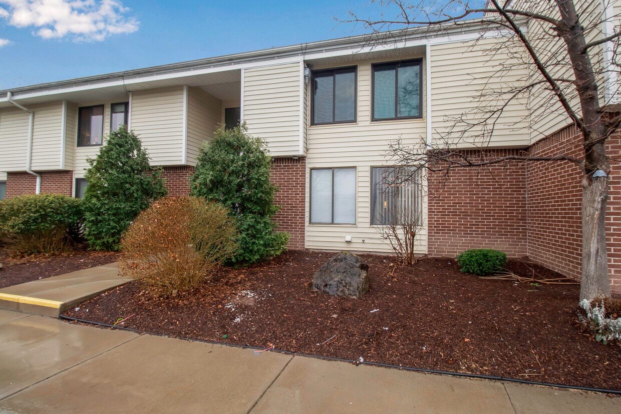 7 Southcreek Ct Unit 7A, East Amherst, NY 14051 Condo for Rent in