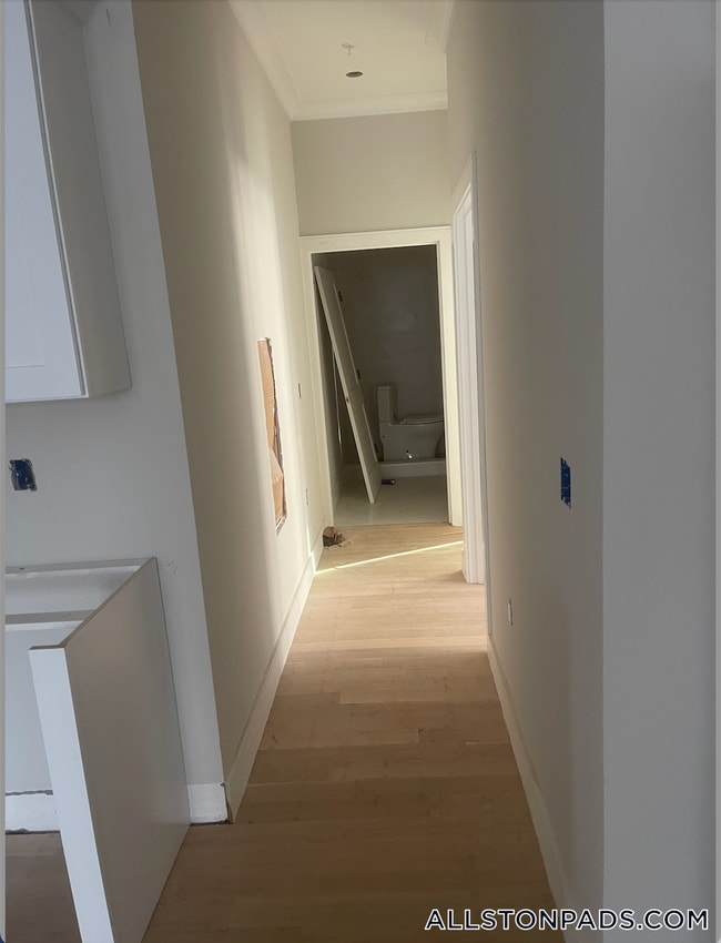 Building Photo - 16-18 Highgate (Roomate Rental) St.