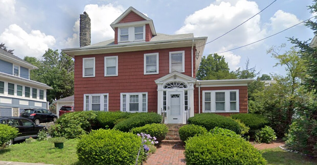 Building Photo - 154 Putnam St