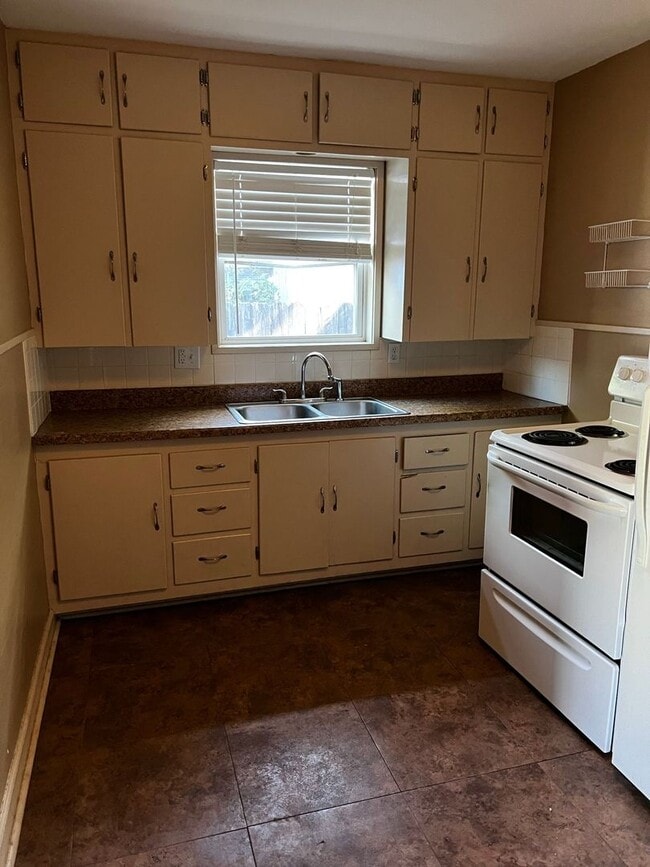 Building Photo - Laughlin-833/835 EN 15th