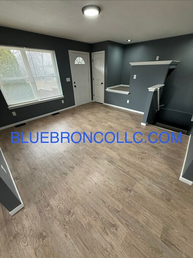Foto del edificio - Beautiful unit with three bathrooms close to downtown Lee's Summit