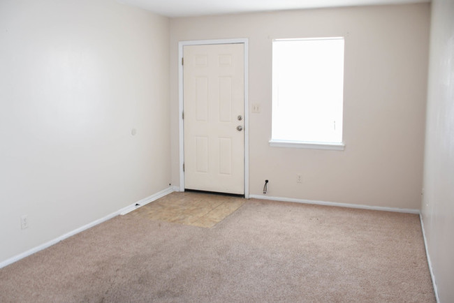 Building Photo - 2 Bed 1 Bath Raytown Apartment