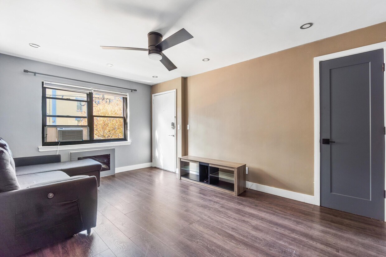 Foto principal - 99 W 2nd St