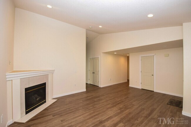 Foto del edificio - 3 Bedroom Ranch w/ Vaulted ceilings and co...