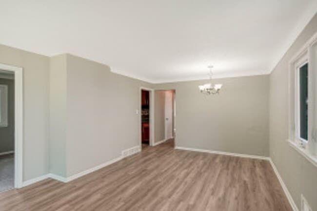 Building Photo - Large 5 Bed | 2 Bath House W/ Fenced Yard ...