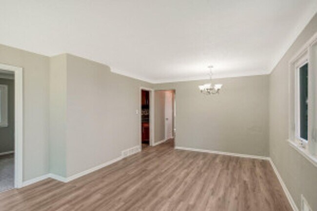 Foto del edificio - Large 5 Bed | 2 Bath House W/ Fenced Yard ...