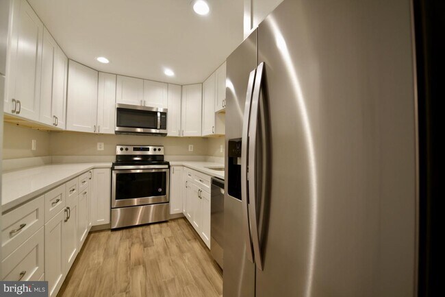 Building Photo - 7621 Provincial Dr