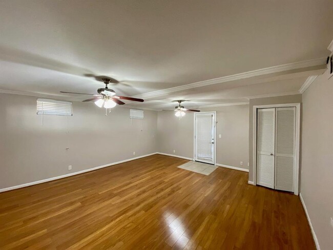 Building Photo - 2616 Greenbriar Dr
