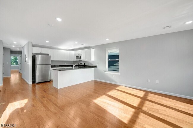 Foto del edificio - 12 Whittier Pl