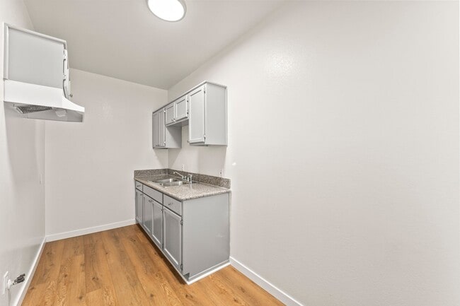 Building Photo - 842 W 83rd St