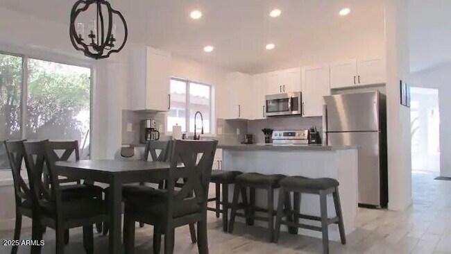 Foto del edificio - 8620 W Paradise Ln