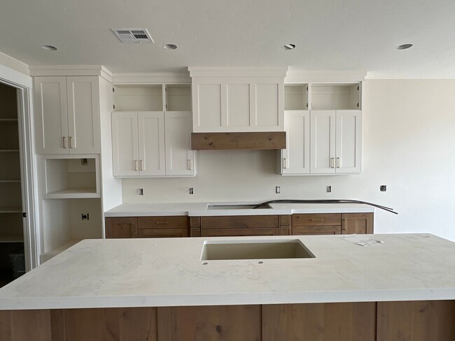 Foto del edificio - Brand New Custom 4 bed | 3 Bath | 3 Car Ga...
