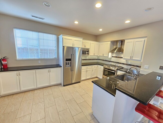 Building Photo - Charming 4 Bed 3 Bath Townhome near Santan...