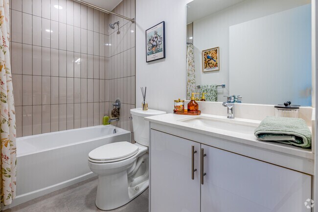 1BR + Den, 2BA - 734PC - Salle de bain - 3030 Pharmacy Avenue