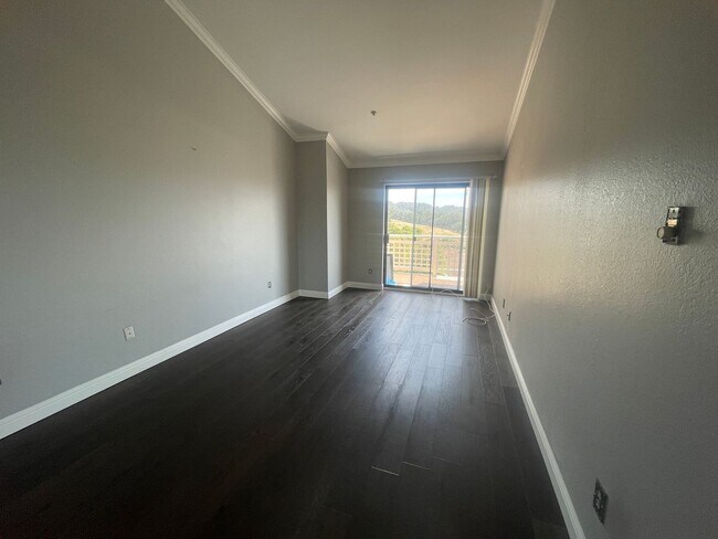 Building Photo - Lovely 3 Bedroom Condo Available Now!