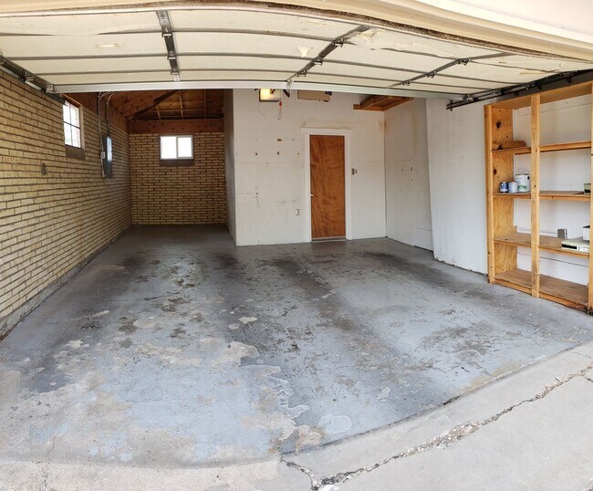 Building Photo - Nice 3 Bedroom, 2 Bathroom, 2 Car Garage a...