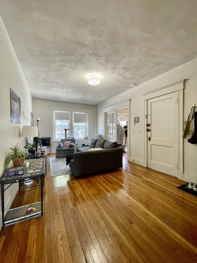 Foto del edificio - 104 Englewood Ave