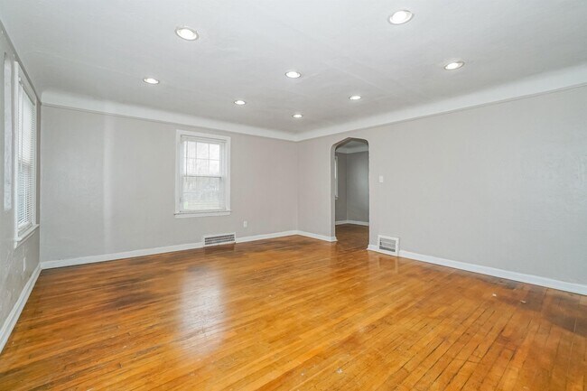 Foto del edificio - 651 Voelker Ave