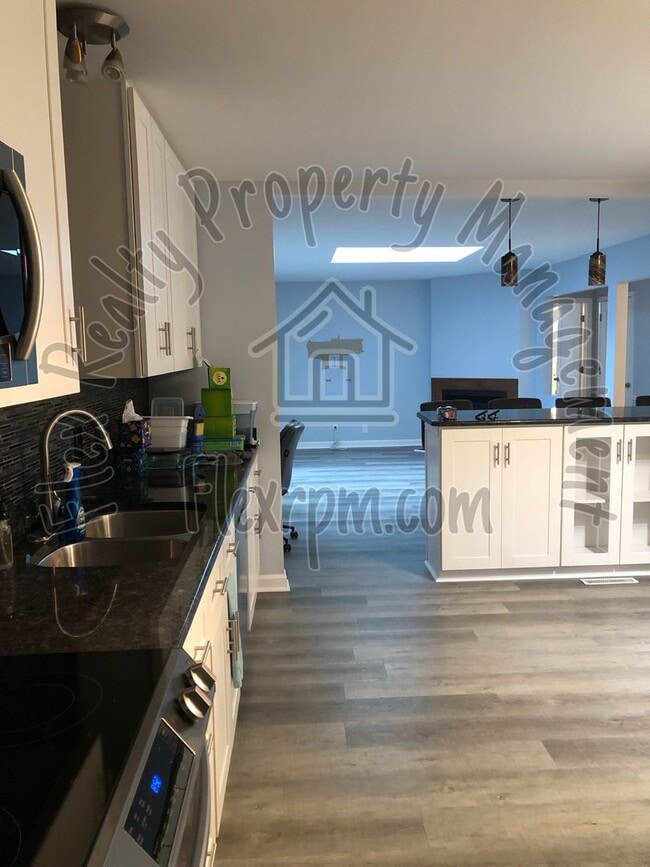 Building Photo - Beautiful 2 Bed Condo....Half off 1st mont...