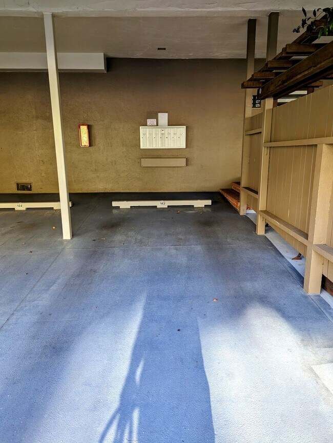 Building Photo - Sunny and quiet 1br condo in Tiburon