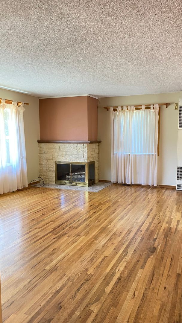 Building Photo - Charming Craftsman Home with Stunning Rive...
