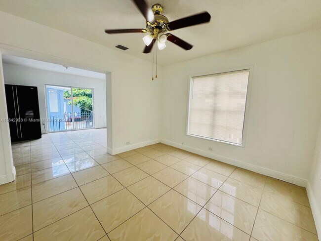 Foto del edificio - 1060 NW 116th St