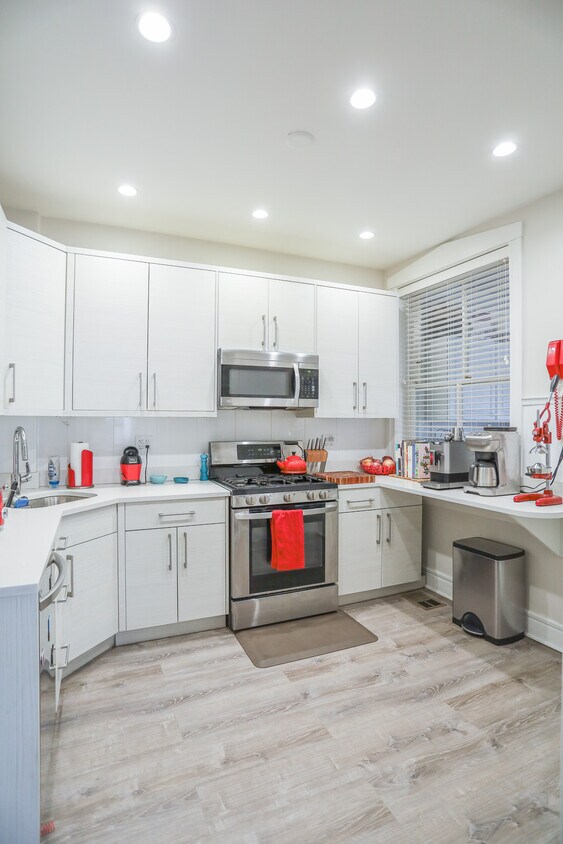 Foto principal - 3817 N Lakewood Ave