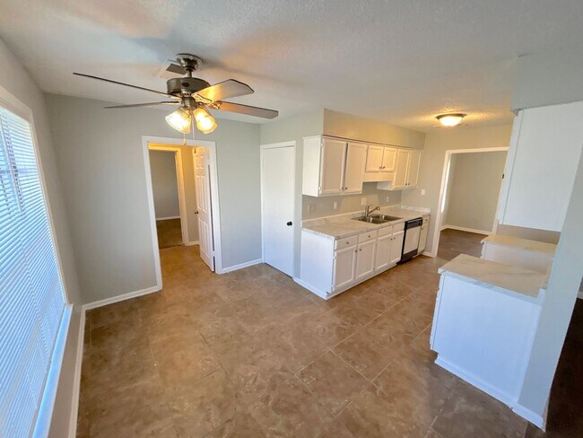 Foto del edificio - 6234 Midsummer Way