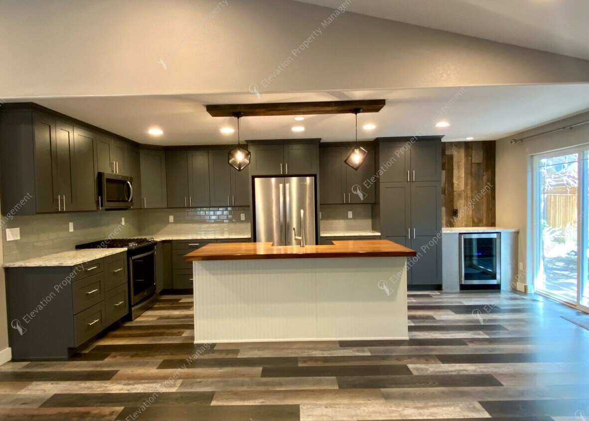 Foto principal - Updated Gem Near the River Trail – Minutes...
