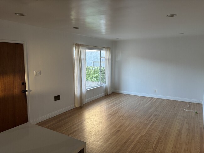 Sala de estar - 366 1/2 E Hillsdale St
