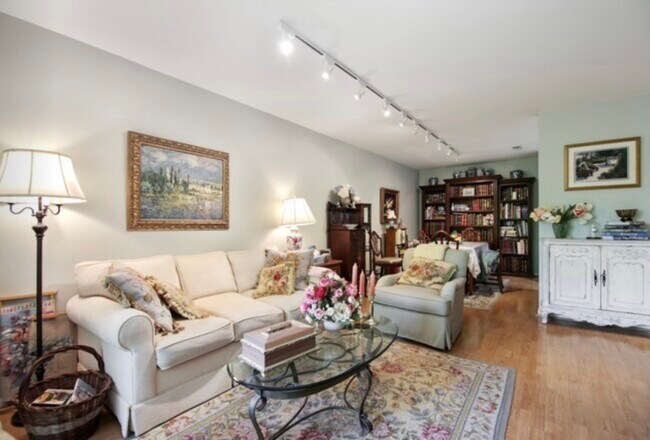 Building Photo - 1002 Castilian Ct