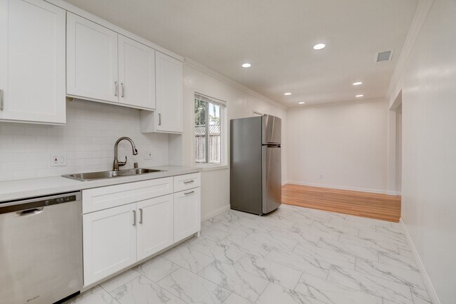Foto del edificio - 3 Bedroom House in the Heart of Pacific Be...