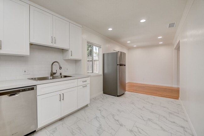 Building Photo - 3 Bedroom House in the Heart of Pacific Be...