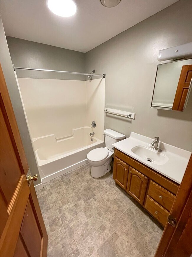 Foto del edificio - 321-323 N 3rd Ave W