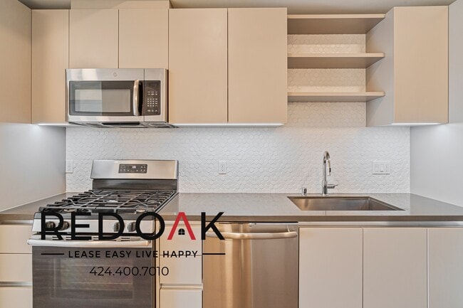 Building Photo - 453 S Kenmore Ave