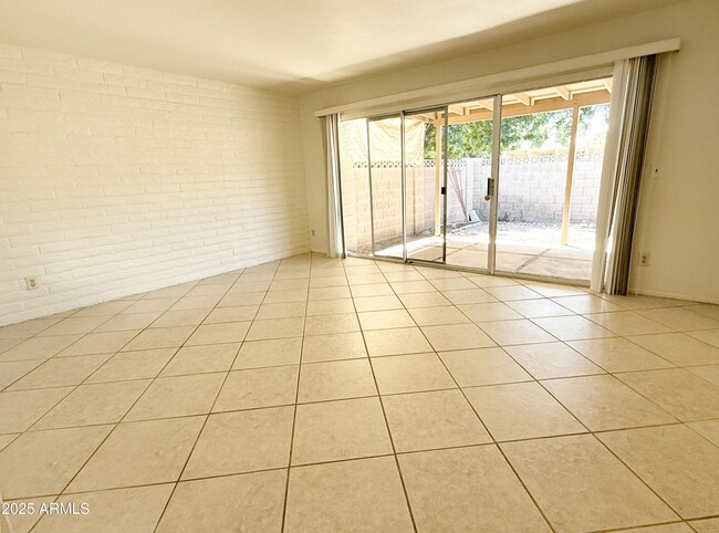 Foto del edificio - 5554 N 10th St