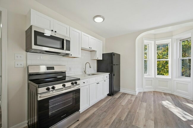 Building Photo - 109 W Queen Ln