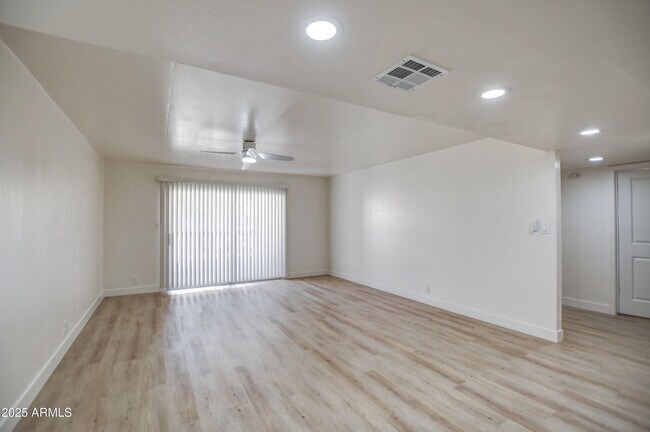 Foto del edificio - 7920 E Camelback Rd