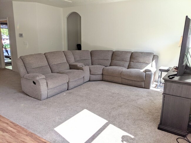 Building Photo - 3 Bed, 2 Bath Single Level Home in SE Bend...