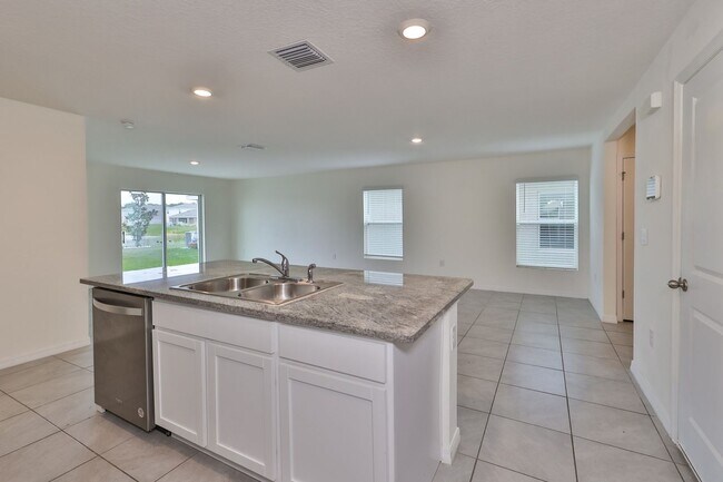 Foto del edificio - Newly Updated 5 Bedroom Single Family Home...