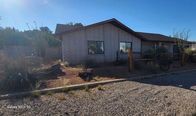 Building Photo - "Charming 3-Bed, 2-Bath Gem in St. George - Bloominton Hills  - Available March 2026