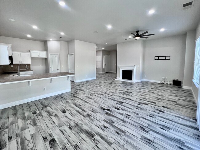 Foto del edificio - $2,995 - Fowler & Church, Spacious 3 Bedro...