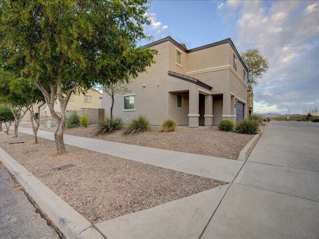 Building Photo - 4 Bedroom 2.5 Bathroom COMMUNITY POOL!