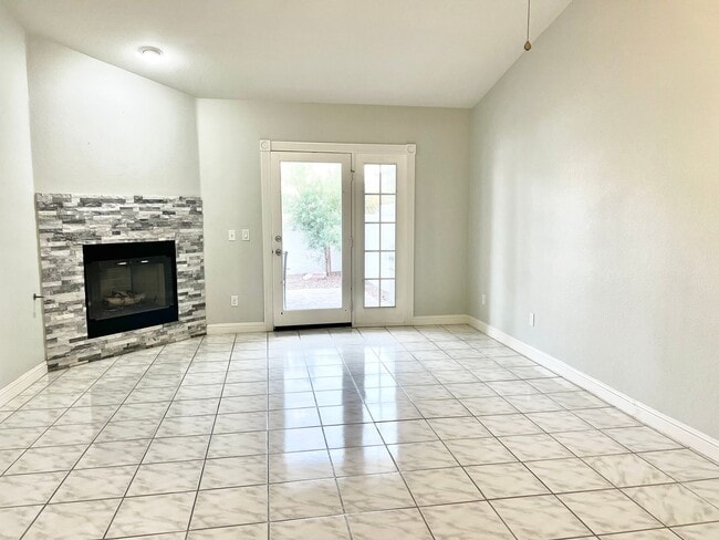 Building Photo - TOWNHOME SINGLE STORY