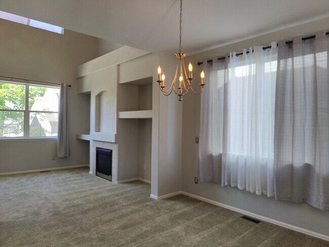 Building Photo - SPACIOUS 3 BEDROOM IN CLAREMONT RANCH