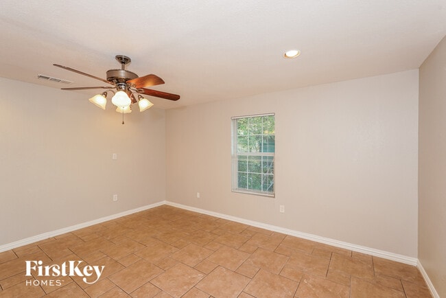 Building Photo - 916 Meadow Park Dr