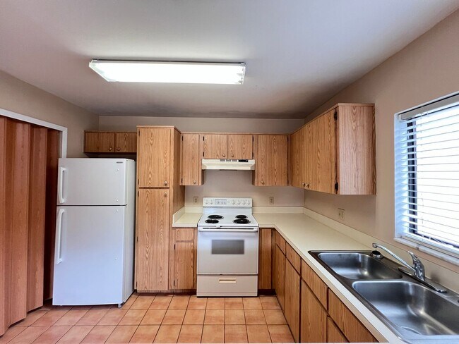 Building Photo - Great townhouse -  available now!