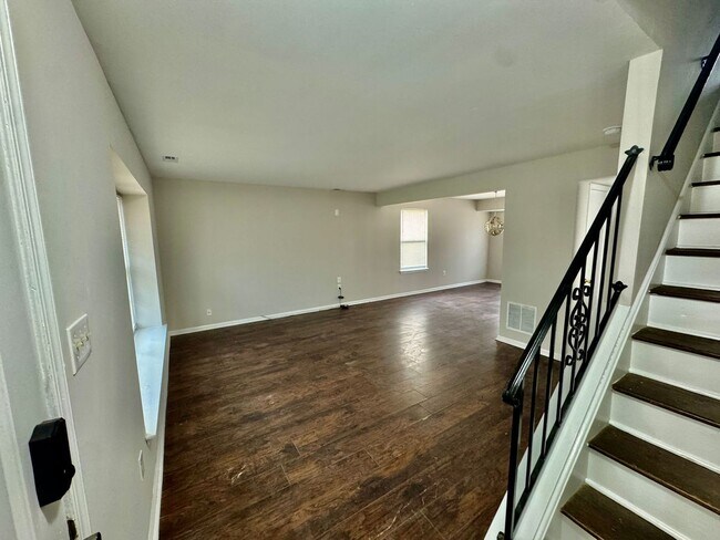 Foto del edificio - Spacious 3-Bedroom, 2.5-Bath Home for Rent...